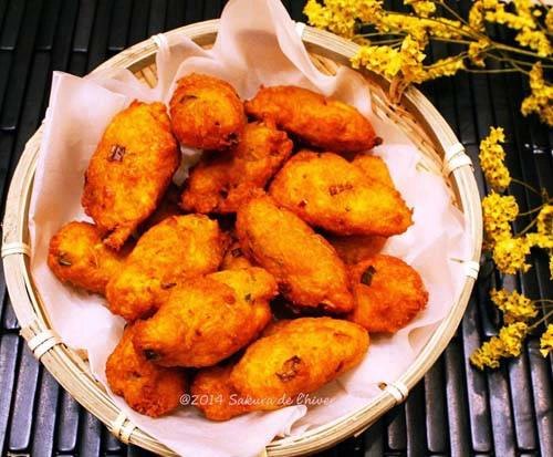 Bánh cay Bánh cay được làm từ củ sắn thái sợi, trộn lẫn các loại gia vị, rau răm và bột mì rồi cho lên chảo ngập dầu rán. Bánh có hình dáng nhỏ, cỡ đốt ngón tay cái; khi ăn có vị cay cay nên có cái tên như vậy. Một chiếc bánh cay có giá chỉ 500 -1.000 đồng tùy kích cỡ. Ảnh: 3.bp.blogspot Bánh cay Bánh cay được làm từ củ sắn thái sợi, trộn lẫn các loại gia vị, rau răm và bột mì rồi cho lên chảo ngập dầu rán. Bánh có hình dáng nhỏ, cỡ đốt ngón tay cái; khi ăn có vị cay cay nên có cái tên như vậy. Một chiếc bánh cay có giá chỉ 500 -1.000 đồng tùy kích cỡ. Ảnh: 3.bp.blogspot