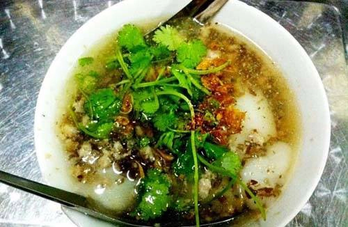 Bánh đúc thịt Khác với loại bánh đúc chấm tương, bánh đúc thịt mềm hơn, đặc quánh và hơi giống cháo, được múc vào trong bát và chan thêm nước mắm nhạt. Khi ăn, người bán hàng cho thêm rau thơm, hành khô và thịt băm. Giá một bát khoảng 15.000 - 20.000 đồng. Ảnh: wn Bánh đúc thịt Khác với loại bánh đúc chấm tương, bánh đúc thịt mềm hơn, đặc quánh và hơi giống cháo, được múc vào trong bát và chan thêm nước mắm nhạt. Khi ăn, người bán hàng cho thêm rau thơm, hành khô và thịt băm. Giá một bát khoảng 15.000 - 20.000 đồng. Ảnh: wn