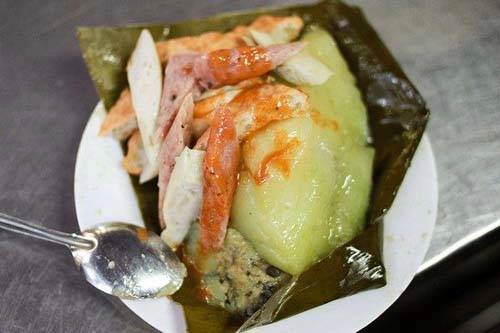 Bánh giò nóng Món bánh giò nóng nhân thịt mộc nhĩ đã được thêm các đồ ăn kèm để thu hút nhiều thực khách hơn. Giờ đây, bạn có thể thưởng thức bánh giò với xúc xích, thịt nướng, chả, dưa góp. Một đĩa bánh giò thập cẩm như vậy có giá 20.000 - 25.000 đồng. Ảnh: ngoisao Bánh giò nóng Món bánh giò nóng nhân thịt mộc nhĩ đã được thêm các đồ ăn kèm để thu hút nhiều thực khách hơn. Giờ đây, bạn có thể thưởng thức bánh giò với xúc xích, thịt nướng, chả, dưa góp. Một đĩa bánh giò thập cẩm như vậy có giá 20.000 - 25.000 đồng. Ảnh: ngoisao