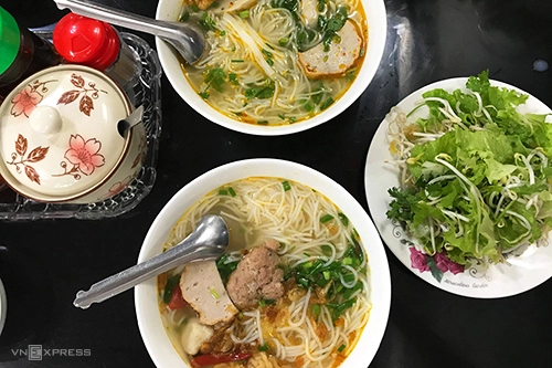 Bún chả cá  Không riêng ở Quy Nhơn, bún chả cá Nha Trang và Đà Nẵng cùng góp phần tạo nên thương hiệu của món ăn miền Trung. Điều tạo nên sức hút của món ăn phải kể đến là chả cá. Ở Bình Định, chả được làm từ cá mối, cá nhồng, cá thu, cá rựa... Nước dùng được nấu từ xương cá tươi, thường là cá thu, cá cờ nên có vị ngọt đậm đà. Tô bún sẽ ngon nếu không có mùi tanh. Nhiều quán phục vụ kèm với chén tương ớt. Bạn có thể đến quán bún cá nổi tiếng trên đường Nguyễn Huệ, mỗi phần có giá từ 25.000 đồng.