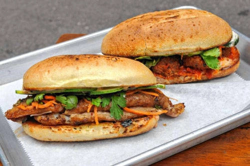 Num Pang Chịu ảnh hưởng từ nền ẩm thực Pháp, bánh mì là một trong những món ăn đường phố phổ biến và đặc trưng của Campuchia. Món ăn được chế biến với đa dạng nguyên liệu bên trong như bơ, pate, sốt mayonaire, ớt cay, salad đu đủ, thịt lớn, đi kèm với nước mắm và nước tương. Địa điểm nên ghé: chợ Kandal, Street 5, Phnom Penh. Ảnh: nydailynews