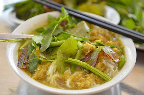 Nom banh chok Đây là món ăn đường phố dân dã, thường được phụ nữ bán hàng rong gánh trên vai và đi dọc các con phố. Món ăn được xem là “quốc thực” của Campuchia. Nom bank chok được làm đơn giản từ các nguyên liệu như mì sợi, sả, giá đỗ, hoa chuối, dưa chuột. Địa điểm nên ghé: Chợ Rusisan, Đường 440, Phnom Penh. Ảnh: angkorer.com