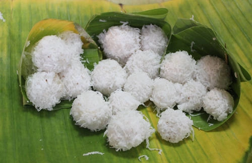 Num Plae Ai Những chiếc bánh gạo nhỏ và ngon miệng được nhồi nhân là loại caramen đường thốt nốt, phủ lớp cơm dừa thái sợi. Đây là một trong những món tráng miệng nổi tiếng tại Campuchia. Địa điểm nên ghé: đường 258 và Sisowath Quay, Phnom Penh. Ảnh: dosaikal
