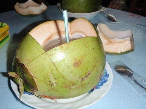 Nước dừa Du khách có thể tìm thấy nước dừa bất cứ nơi đâu tại Phom Penh. Nước dừa tươi tốt cho sức khỏe và cũng là nguyên liệu chính cho nhiều món ăn ở Campuchia. Địa điểm nên ghé: đại lộ Sihanouk và đường 51, Phnom Penh. Ảnh: thecambodiaherald.