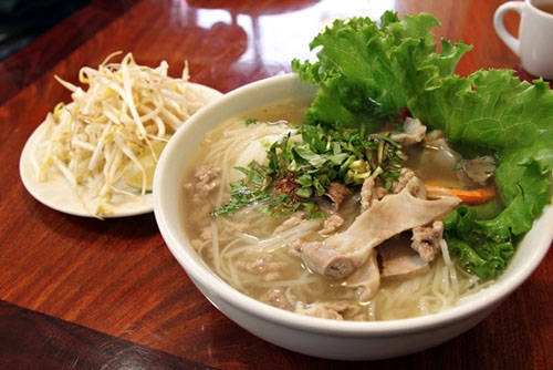 Kuy Teav Kuy teav có thể tìm thấy tại các quán ăn ở Việt Nam và Thái Lan. Tuy nhiên, món ăn được cho là xuất phát từ những người Hoa sống tại Campuchia. Đây là sự tổng hòa của nước dùng thịt lợn hoặc thịt bò, mì gạo, rau hẹ, hành lá, giá đỗ. Bạn có thể thử các loại khác như hủ tiếu tôm, thịt bò viên, gan lợn. Địa điểm nên ghé: dọc theo đường pencil, Sisowath Quay, Phnom Penh. Ảnh: thesunbreak