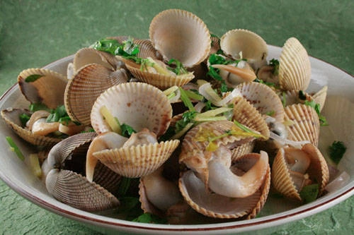 Ngeav chamhoy Sò hấp với ớt, sả, lá chanh và giềng là một trong những món ăn đường phố ưa thích của người dân Phnom Penh. Ngeav bắt nguồn từ tiếng Khmer là tên một loại sò huyết, do thịt của chúng có màu đỏ như máu người. Món ăn đậm đà hơn khi đi kèm với tương ớt và có thể nhấm nháp với chút bia. Địa điểm nên ghé: đường 13, Phnom Penh. Ảnh: CG.