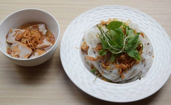 Bánh cuốn Bánh cuốn Hà Nội ngon nhờ khâu chọn nguyên liệu gắt gao, là loại gạo tẻ thơm, không quá dẻo cũng không quá khô để bánh khi tráng lên không bị dính và mềm vừa. Nhân bánh là mộc nhĩ, thịt băm đã xào qua để có vị đậm đà. Hành phi rắc lên trên là phụ liệu không thể thiếu. Nước mắm của bánh cuốn Hà Nội không có vị ngọt như bánh cuốn Sài Gòn, thường là nước mắm ớt bỏ thêm hành phi, hoặc vài miếng chả lụa. Bánh cuốn Sài Gòn được bán ở rất nhiều nơi nhưng bánh cuốn Hà Nội chuẩn vị thì không có nhiều quán. Bạn có thể ghé quán ở đường Nguyễn Đình Chiểu, quận 1; quán ở đường Phạm Văn Bạch, quận Tân Bình để thưởng thức. Giá một phần là 20.000-40.000 đồng. Bánh cuốn Bánh cuốn Hà Nội ngon nhờ khâu chọn nguyên liệu gắt gao, là loại gạo tẻ thơm, không quá dẻo cũng không quá khô để bánh khi tráng lên không bị dính và mềm vừa. Nhân bánh là mộc nhĩ, thịt băm đã xào qua để có vị đậm đà. Hành phi rắc lên trên là phụ liệu không thể thiếu. Nước mắm của bánh cuốn Hà Nội không có vị ngọt như bánh cuốn Sài Gòn, thường là nước mắm ớt bỏ thêm hành phi, hoặc vài miếng chả lụa. Bánh cuốn Sài Gòn được bán ở rất nhiều nơi nhưng bánh cuốn Hà Nội chuẩn vị thì không có nhiều quán. Bạn có thể ghé quán ở đường Nguyễn Đình Chiểu, quận 1; quán ở đường Phạm Văn Bạch, quận Tân Bình để thưởng thức. Giá một phần là 20.000-40.000 đồng.