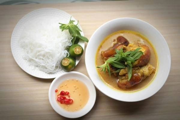 Bún giả cầy Giò heo, móng heo sau khi ướp thì được nấu cầu kỳ với riềng, sả, mẻ, mắm tôm... trong vòng 3-4 tiếng, tạo thành món ăn đậm chất Bắc. Tô giả cầy mang ra cho thực khách có mùi thơm từ gia vị, đẹp mắt và khi ăn thì cảm nhận phần thịt mềm, phần da vẫn có độ giòn. Giả cầy ăn kèm bún tươi là món Hà Nội được thực khách phía Nam yêu thích. Giá một phần từ 80.000 đồng. Địa chỉ gợi ý là các quán bắc ở quận Tân Bình, quận 3. Bún giả cầy Giò heo, móng heo sau khi ướp thì được nấu cầu kỳ với riềng, sả, mẻ, mắm tôm... trong vòng 3-4 tiếng, tạo thành món ăn đậm chất Bắc. Tô giả cầy mang ra cho thực khách có mùi thơm từ gia vị, đẹp mắt và khi ăn thì cảm nhận phần thịt mềm, phần da vẫn có độ giòn. Giả cầy ăn kèm bún tươi là món Hà Nội được thực khách phía Nam yêu thích. Giá một phần từ 80.000 đồng. Địa chỉ gợi ý là các quán bắc ở quận Tân Bình, quận 3.