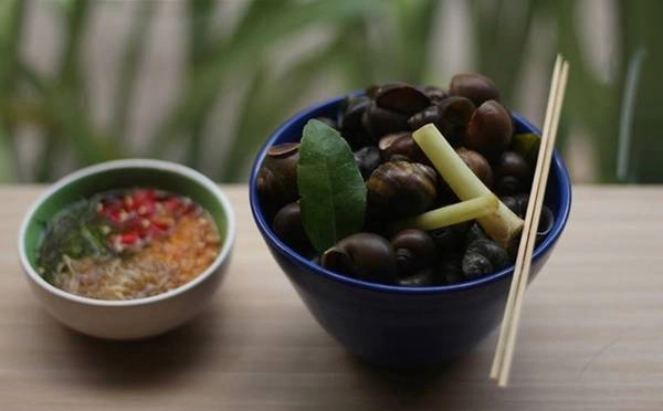 Ốc luộc Không nhiều món như TP HCM, ốc Hà Nội đơn giản là luộc cùng sả, lá chanh và chấm nước chấm được pha với tỏi, gừng, ớt. Ốc luộc được bán ở quán Lá Chanh, đường Nguyễn Đình Chiểu, quận 1. Một phần ốc cho hai người ăn có giá 50.000 đồng. Ốc luộc Không nhiều món như TP HCM, ốc Hà Nội đơn giản là luộc cùng sả, lá chanh và chấm nước chấm được pha với tỏi, gừng, ớt. Ốc luộc được bán ở quán Lá Chanh, đường Nguyễn Đình Chiểu, quận 1. Một phần ốc cho hai người ăn có giá 50.000 đồng.