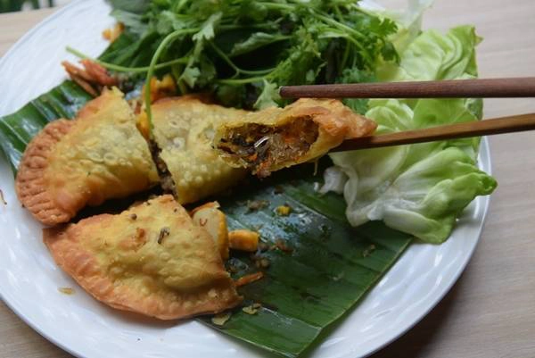 Bánh gối Vỏ bánh giòn rụm, nhân bánh có miến, mộc nhĩ, trứng cút... khiến nhiều tín đồ ẩm thực khó lòng bỏ qua. Bánh gối Hà Nội thường chấm với nước chấm chua ngọt có đu đủ. Giá một phần cho 2 người ăn từ 40.000 đồng. Các quán bắc ở đường Nguyễn Đình Chiểu, quận 1 hay đường Võ Văn Tần, quận 3 có bán món này. Bánh gối Vỏ bánh giòn rụm, nhân bánh có miến, mộc nhĩ, trứng cút... khiến nhiều tín đồ ẩm thực khó lòng bỏ qua. Bánh gối Hà Nội thường chấm với nước chấm chua ngọt có đu đủ. Giá một phần cho 2 người ăn từ 40.000 đồng. Các quán bắc ở đường Nguyễn Đình Chiểu, quận 1 hay đường Võ Văn Tần, quận 3 có bán món này.