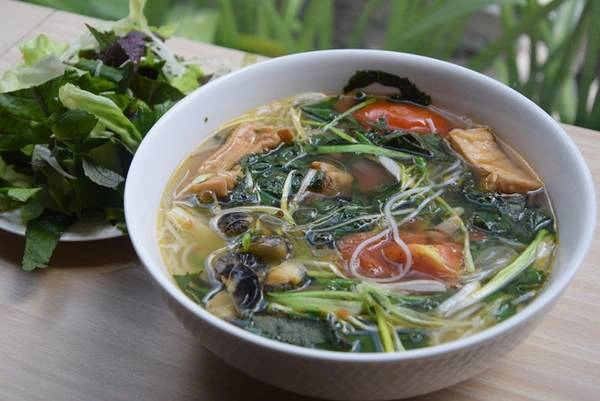 Bún ốc Tô bún ốc nhiều màu sắc, hấp dẫn thực khách với màu đỏ của cà chua, màu xanh của rau và những con ốc được nấu kỹ càng. Vị ngon riêng biệt của món này là nước giấm bỗng chua dịu, ốc giòn ngọt ăn tới đâu luộc tới đó. Đĩa rau thơm ăn kèm gồm tía tô, kinh giới, thân chuối bào. Nhiều quán ăn bắc ở gần sân bay Tân Sơn Nhất hoặc quận 3 có bán món này. Giá từ 40.000 đồng một tô. Bún ốc Tô bún ốc nhiều màu sắc, hấp dẫn thực khách với màu đỏ của cà chua, màu xanh của rau và những con ốc được nấu kỹ càng. Vị ngon riêng biệt của món này là nước giấm bỗng chua dịu, ốc giòn ngọt ăn tới đâu luộc tới đó. Đĩa rau thơm ăn kèm gồm tía tô, kinh giới, thân chuối bào. Nhiều quán ăn bắc ở gần sân bay Tân Sơn Nhất hoặc quận 3 có bán món này. Giá từ 40.000 đồng một tô.
