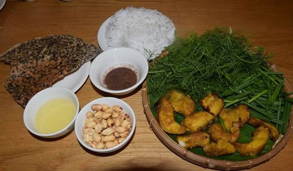 Chả cá Lã Vọng Món ăn vô cùng nổi tiếng ở Hà Nội không những khiến thực khách TP HCM mê mẩn, mà nhiều du khách nước ngoài cũng ấn tượng. Các quán thường chuẩn bị nguyên liệu đầy đủ, chả cá lăng đã chiên sơ, và bắc chảo và bếp ngay tại bàn cho khách. Bỏ chả cá, ít hành và rau thì là vào chảo, mùi thơm sẽ dậy lên. Khi rau chín, gắp chả cá cùng rau ra bát, thêm chút bún rối, chút mỡ, mắm tôm và đậu phộng rang. Bạn có thể ghé quận 3 để ăn món này, giá một phần hai người ăn khoảng 300.000 đồng. Chả cá Lã Vọng Món ăn vô cùng nổi tiếng ở Hà Nội không những khiến thực khách TP HCM mê mẩn, mà nhiều du khách nước ngoài cũng ấn tượng. Các quán thường chuẩn bị nguyên liệu đầy đủ, chả cá lăng đã chiên sơ, và bắc chảo và bếp ngay tại bàn cho khách. Bỏ chả cá, ít hành và rau thì là vào chảo, mùi thơm sẽ dậy lên. Khi rau chín, gắp chả cá cùng rau ra bát, thêm chút bún rối, chút mỡ, mắm tôm và đậu phộng rang. Bạn có thể ghé quận 3 để ăn món này, giá một phần hai người ăn khoảng 300.000 đồng.