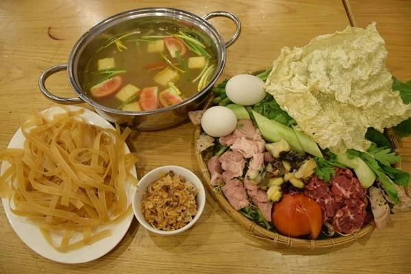 Lẩu riêu cua bắp bò Lẩu riêu cua bắp bò sườn sụn là món ăn quen thuộc của miền Bắc trong mùa đông, vào Sài Gòn thì được nhiều người trẻ yêu thích. Nồi nước lẩu và mẹt nguyên liệu hấp dẫn bạn từ khi món ăn được mang ra. Nước dùng là bí quyết quan trọng nhất với món này, phải ngọt sắc vị của gạch cua giã nhỏ, chua thanh của cà chua và sấu. Món này được bán ở đường Tú Xương, Trương Định, Hồng Hà… Giá một nồi cho 4 người ăn là 300.000 đồng. Lẩu riêu cua bắp bò Lẩu riêu cua bắp bò sườn sụn là món ăn quen thuộc của miền Bắc trong mùa đông, vào Sài Gòn thì được nhiều người trẻ yêu thích. Nồi nước lẩu và mẹt nguyên liệu hấp dẫn bạn từ khi món ăn được mang ra. Nước dùng là bí quyết quan trọng nhất với món này, phải ngọt sắc vị của gạch cua giã nhỏ, chua thanh của cà chua và sấu. Món này được bán ở đường Tú Xương, Trương Định, Hồng Hà… Giá một nồi cho 4 người ăn là 300.000 đồng.