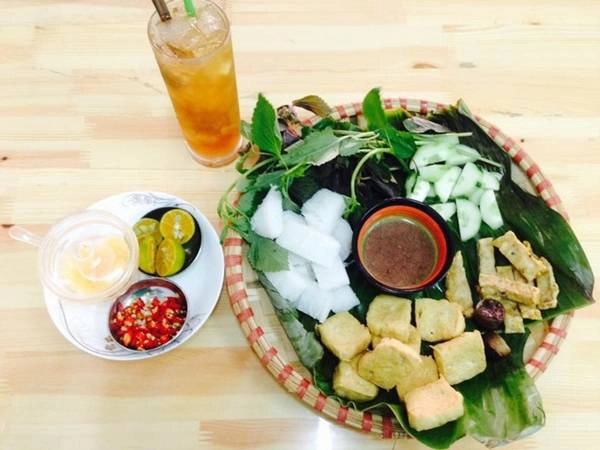 Bún đậu mắm tôm Đi ăn bún đậu ở Sài Gòn từng là một trào lưu, trước đây chỉ có một số quán thì nay ở bất kỳ quận nào cũng có rất nhiều quán cho thực khách chọn lựa. Hầu hết quán đều giữ nguyên phong cách bún đậu Hà Nội, đậu chiên vừa tới, có chả cốm, dưa leo, bún, đựng trong lá chuối hoặc mẹt. Giá một phần cho một người ăn từ 40.000 đồng. Bún đậu được bán nhiều ở đường Hồng Hà, Phan Xích Long, Trần Hưng Đạo. Bún đậu mắm tôm Đi ăn bún đậu ở Sài Gòn từng là một trào lưu, trước đây chỉ có một số quán thì nay ở bất kỳ quận nào cũng có rất nhiều quán cho thực khách chọn lựa. Hầu hết quán đều giữ nguyên phong cách bún đậu Hà Nội, đậu chiên vừa tới, có chả cốm, dưa leo, bún, đựng trong lá chuối hoặc mẹt. Giá một phần cho một người ăn từ 40.000 đồng. Bún đậu được bán nhiều ở đường Hồng Hà, Phan Xích Long, Trần Hưng Đạo.