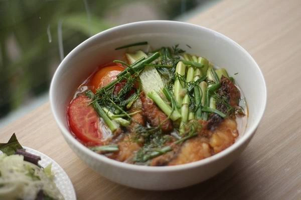 Bún cá rô đồng Được chế biến từ những nguyên liệu bình dị như cá rô đồng, dọc mùng, thì là, cà chua... bún cá là món thanh nhẹ những ngày Sài Gòn nóng bức. Bạn có thể thưởng thức món ăn này ở đường Hồng Hà, quận Tân Bình; đường Nguyễn Đình Chiểu, quận 1. Giá một tô từ 35.000 đồng. Bún cá rô đồng Được chế biến từ những nguyên liệu bình dị như cá rô đồng, dọc mùng, thì là, cà chua... bún cá là món thanh nhẹ những ngày Sài Gòn nóng bức. Bạn có thể thưởng thức món ăn này ở đường Hồng Hà, quận Tân Bình; đường Nguyễn Đình Chiểu, quận 1. Giá một tô từ 35.000 đồng.
