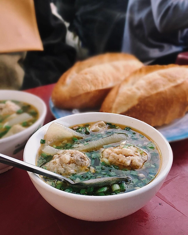 Bánh mì xíu mại chén Đây có lẽ là món ăn "thương hiệu" của ẩm thực Đà Lạt mà du khách không nên bỏ qua. Những viên xíu mại thơm ngọt nằm trọn trong chén nước chấm nóng. Chấm miếng bánh mì giòn vào đây rồi chậm rãi đưa vào miệng, bạn sẽ cảm nhận được hương vị thơm ngon của món ăn. Để hương vị trọn vẹn hơn, bạn có thể xin thêm miếng da heo hoặc cho thêm xíu ớt cay vào chén nước chấm. Suất ăn thường bán theo kiểu: 4.000 đồng một viên xíu mại, 2.000 đồng một ổ bánh mì, ăn bao nhiêu thì tình tiến bấy nhiêu. Một số địa chỉ bạn có thể tham khảo như quán chị Thuý ở ấp Ánh Sáng, góc hàng nhỏ ở ngã ba đường Bùi Thị Xuân và Thông Thiên Học. Bạn lang thang quanh khu Hoà Bình cũng sẽ tìm thấy món này. Bánh mì xíu mại chén Đây có lẽ là món ăn "thương hiệu" của ẩm thực Đà Lạt mà du khách không nên bỏ qua. Những viên xíu mại thơm ngọt nằm trọn trong chén nước chấm nóng. Chấm miếng bánh mì giòn vào đây rồi chậm rãi đưa vào miệng, bạn sẽ cảm nhận được hương vị thơm ngon của món ăn. Để hương vị trọn vẹn hơn, bạn có thể xin thêm miếng da heo hoặc cho thêm xíu ớt cay vào chén nước chấm. Suất ăn thường bán theo kiểu: 4.000 đồng một viên xíu mại, 2.000 đồng một ổ bánh mì, ăn bao nhiêu thì tình tiến bấy nhiêu. Một số địa chỉ bạn có thể tham khảo như quán chị Thuý ở ấp Ánh Sáng, góc hàng nhỏ ở ngã ba đường Bùi Thị Xuân và Thông Thiên Học. Bạn lang thang quanh khu Hoà Bình cũng sẽ tìm thấy món này.