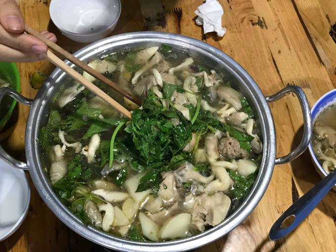 Lẩu gà lá é Những món ăn nóng hổi luôn được lòng thực khách vào buổi tối. Nếu ở miền Nam có lẩu gà lá giang, người miền Bắc ăn lẩu gà với ngải cứu, thì lẩu gà ăn kèm lá é "gây sốt" ở Đà Lạt trong 2 năm trở lại đây. Thịt gà ăn kèm măng tươi, kẹp vài cọng lá é rồi chấm vào chén muối tiêu chanh cho đậm đà. Húp thêm một muỗng nước lẩu nóng hổi, bạn sẽ cảm nhận được vị ngọt bùi, cay nồng hòa quyện vào nhau. Một phần lẩu giá 200.000 đồng bao gồm nửa con gà chặt sẵn, một đĩa bún tươi, một đĩa nấm, một đĩa rau lá é. Ảnh: Khoa. Lẩu gà lá é Những món ăn nóng hổi luôn được lòng thực khách vào buổi tối. Nếu ở miền Nam có lẩu gà lá giang, người miền Bắc ăn lẩu gà với ngải cứu, thì lẩu gà ăn kèm lá é "gây sốt" ở Đà Lạt trong 2 năm trở lại đây. Thịt gà ăn kèm măng tươi, kẹp vài cọng lá é rồi chấm vào chén muối tiêu chanh cho đậm đà. Húp thêm một muỗng nước lẩu nóng hổi, bạn sẽ cảm nhận được vị ngọt bùi, cay nồng hòa quyện vào nhau. Một phần lẩu giá 200.000 đồng bao gồm nửa con gà chặt sẵn, một đĩa bún tươi, một đĩa nấm, một đĩa rau lá é. Ảnh: Khoa.