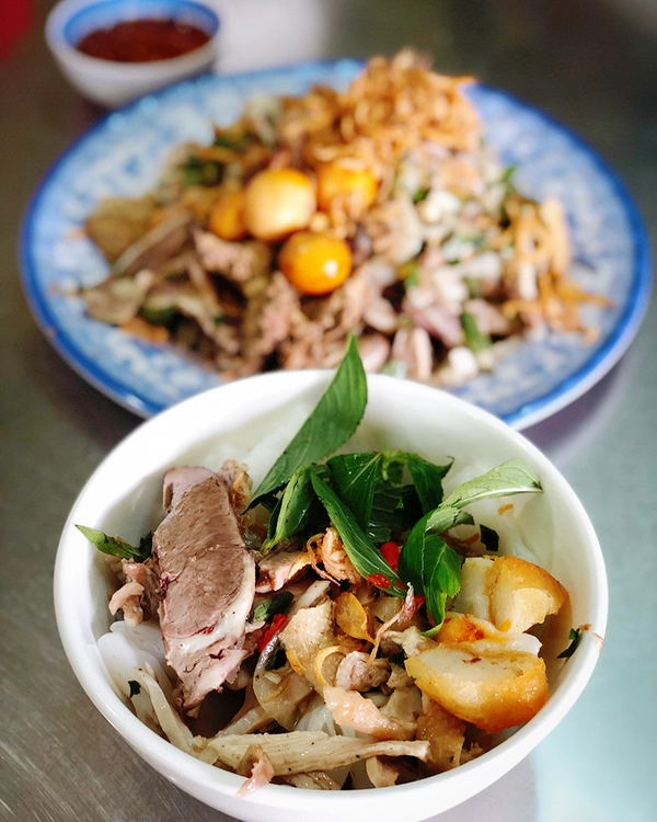 Bánh ướt lòng gà Là một món biến tấu, bánh ướt lòng gà dần chiếm trọn tình cảm của nhiều người bởi hương vị khác lạ. Món ăn có vị chua do ăn kèm với gỏi gà, không giống với bánh ướt ăn với chả thường thấy. Bánh ướt lòng gà được chế biến đơn giản, khi ăn, bạn sẽ cảm nhận trước vị dẻo thơm của bánh ướt, vị ngọt từ miếng thịt, lòng gà quyện trong vị nước mắm vừa phải, thêm chút cay của ớt lẫn mùi thơm nồng từ rau thơm. Mỗi suất ăn có giá trung bình 35.000 đồng. Du khách có thể tìm đến quán ăn ở đường Tăng Bạt Hổ hoặc Phan Đình Phùng. Ảnh: Lu. Bánh ướt lòng gà Là một món biến tấu, bánh ướt lòng gà dần chiếm trọn tình cảm của nhiều người bởi hương vị khác lạ. Món ăn có vị chua do ăn kèm với gỏi gà, không giống với bánh ướt ăn với chả thường thấy. Bánh ướt lòng gà được chế biến đơn giản, khi ăn, bạn sẽ cảm nhận trước vị dẻo thơm của bánh ướt, vị ngọt từ miếng thịt, lòng gà quyện trong vị nước mắm vừa phải, thêm chút cay của ớt lẫn mùi thơm nồng từ rau thơm. Mỗi suất ăn có giá trung bình 35.000 đồng. Du khách có thể tìm đến quán ăn ở đường Tăng Bạt Hổ hoặc Phan Đình Phùng. Ảnh: Lu.