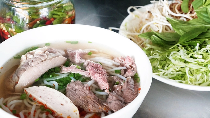 Bún bò Huế Bún bò Huế thường lấy lòng thực khách bởi vị nước dùng ngọt đậm đà cộng với đó là mùi thơm và lớp đồ ăn kèm bên trên. Món này khá phổ biến ở Đà Lạt, thường bán nhiều vào buổi sáng. Tuỳ theo mỗi nơi mà công thức nấu sẽ khác, hương vị theo đó cũng sẽ khác nhau nhưng các thịt bò, chả hay giò là nguyên liệu thường thấy. Bạn có thể tìm đến quán ăn tại ấp Ánh Sáng hoặc trên đường Ba Tháng Tư. Mỗi suất ăn thường có giá dao động từ 40.000 đồng. Bún bò Huế Bún bò Huế thường lấy lòng thực khách bởi vị nước dùng ngọt đậm đà cộng với đó là mùi thơm và lớp đồ ăn kèm bên trên. Món này khá phổ biến ở Đà Lạt, thường bán nhiều vào buổi sáng. Tuỳ theo mỗi nơi mà công thức nấu sẽ khác, hương vị theo đó cũng sẽ khác nhau nhưng các thịt bò, chả hay giò là nguyên liệu thường thấy. Bạn có thể tìm đến quán ăn tại ấp Ánh Sáng hoặc trên đường Ba Tháng Tư. Mỗi suất ăn thường có giá dao động từ 40.000 đồng.