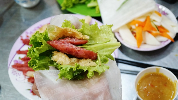 Nem nướng Tuy không mấy phổ biến với nhiều nguời sinh sống ở Đà Lạt, nem nướng luôn nằm trong danh sách lựa chọn của du khách dành cho bữa trưa. Món ăn khá đơn giản nhưng được chuẩn bị kỳ công trước khi phục vụ. Những miếng nem được nướng thơm, ăn cùng nước chấm có màu vàng, sền sệt được nấu từ nước hầm xương và tương hột xay. Vị béo của thịt, ngọt của nước chấm, giòn của bánh tráng kèm với nước chấm sẽ khiến bạn khó quên món ăn này. Mỗi suất ăn có giá 45.000 đồng, đủ cho một người ăn no. Các quán trong khu quy hoạch Hoàng Văn Thụ hoặc đường Phan Đình Phùng, Bùi Thị Xuân là những nơi món ăn được đánh giá cao. Nem nướng Tuy không mấy phổ biến với nhiều nguời sinh sống ở Đà Lạt, nem nướng luôn nằm trong danh sách lựa chọn của du khách dành cho bữa trưa. Món ăn khá đơn giản nhưng được chuẩn bị kỳ công trước khi phục vụ. Những miếng nem được nướng thơm, ăn cùng nước chấm có màu vàng, sền sệt được nấu từ nước hầm xương và tương hột xay. Vị béo của thịt, ngọt của nước chấm, giòn của bánh tráng kèm với nước chấm sẽ khiến bạn khó quên món ăn này. Mỗi suất ăn có giá 45.000 đồng, đủ cho một người ăn no. Các quán trong khu quy hoạch Hoàng Văn Thụ hoặc đường Phan Đình Phùng, Bùi Thị Xuân là những nơi món ăn được đánh giá cao.