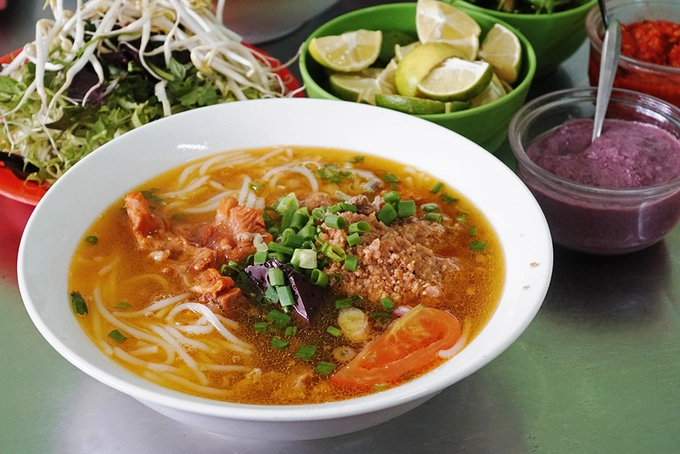 Bún riêu Bún riêu là món không mấy phổ biến ở thành phố ngàn hoa. Muốn ăn món này, du khách có thể tìm đến quán nhỏ trên đường Nguyễn Công Trứ hoặc một chi nhánh khác ở đường Mạc Đĩnh Chi. Chủ hàng này cho biết đã mở quán được hơn 20 năm. Điểm nổi bật trong tô bún là miếng riêu cua to được nấu khéo, vị đậm đà. Suất ăn còn có vài miếng huyết và xương heo. Cà chua chín có vị chua đặc trưng giúp món ăn thêm tròn vị, không bị ngấy. Khách có thể chọn tô bình thường giá 25.000 đồng hoặc tô đặc biệt đắt hơn 10.000 đồng. Suất ăn bưng ra luôn kèm theo một đĩa rau sống cắt nhỏ, tươi rói. Bún riêu Bún riêu là món không mấy phổ biến ở thành phố ngàn hoa. Muốn ăn món này, du khách có thể tìm đến quán nhỏ trên đường Nguyễn Công Trứ hoặc một chi nhánh khác ở đường Mạc Đĩnh Chi. Chủ hàng này cho biết đã mở quán được hơn 20 năm. Điểm nổi bật trong tô bún là miếng riêu cua to được nấu khéo, vị đậm đà. Suất ăn còn có vài miếng huyết và xương heo. Cà chua chín có vị chua đặc trưng giúp món ăn thêm tròn vị, không bị ngấy. Khách có thể chọn tô bình thường giá 25.000 đồng hoặc tô đặc biệt đắt hơn 10.000 đồng. Suất ăn bưng ra luôn kèm theo một đĩa rau sống cắt nhỏ, tươi rói.