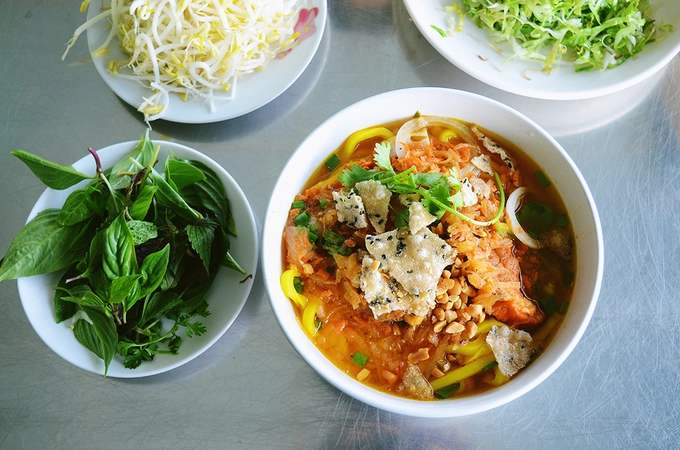 Mì Quảng Tuy có nguồn gốc từ nơi khác, mì Quảng ở Đà Lạt cũng khá phổ biến với một phong cách riêng, chan nước dùng nhiều hơn. Nước có màu đỏ cam bắt mắt, sợi mì vàng óng, miếng thịt cũng thấm màu hạt điều khiến tô mì càng thêm hấp dẫn. Bạn có thể ăn thêm rau, giá để bớt ngấy. Mỗi tô mì Quảng có giá khoảng 35.000 đồng, thích hợp cho bữa trưa. Khách muốn ăn có thể đến quán trên đường Nguyễn Công Trứ hoặc đầu đường Nguyễn Du. Mì Quảng Tuy có nguồn gốc từ nơi khác, mì Quảng ở Đà Lạt cũng khá phổ biến với một phong cách riêng, chan nước dùng nhiều hơn. Nước có màu đỏ cam bắt mắt, sợi mì vàng óng, miếng thịt cũng thấm màu hạt điều khiến tô mì càng thêm hấp dẫn. Bạn có thể ăn thêm rau, giá để bớt ngấy. Mỗi tô mì Quảng có giá khoảng 35.000 đồng, thích hợp cho bữa trưa. Khách muốn ăn có thể đến quán trên đường Nguyễn Công Trứ hoặc đầu đường Nguyễn Du.