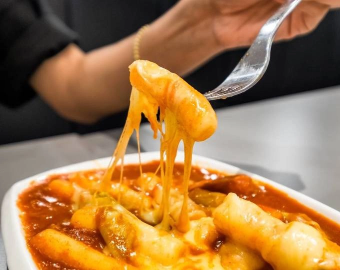 Bánh gạo cay (tteokbokki)  Không còn ngọt ngào như các món ăn bên trên, tteokbokki là một món ăn cay được nhiều thực khách yêu thích. Món này có quanh năm nhưng thường được ăn nhiều hơn vào mùa đông. Nếu bạn muốn thử hương vị mới lạ với tteokbokki chiên, bạn có thể ghé thăm chợ Tongil (ngay phía tây Cung điện Gyeongbuk). Ảnh: The Daily Meal.