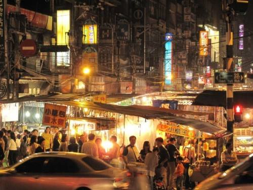 Hải sản ở Keelung: Chợ đêm Keelung là điểm nhấn cho hành trình ẩm thực của bạn tại Đài Loan, đặc biệt là các món hải sản. Bạn có thể thưởng thức món mì hải sản tại Ding Bian Cuo, một trong những quán ăn lâu nhất trong chợ. Ảnh: roughguides Hải sản ở Keelung: Chợ đêm Keelung là điểm nhấn cho hành trình ẩm thực của bạn tại Đài Loan, đặc biệt là các món hải sản. Bạn có thể thưởng thức món mì hải sản tại Ding Bian Cuo, một trong những quán ăn lâu nhất trong chợ. Ảnh: roughguides