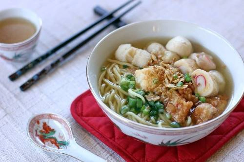 Súp cá viên ở Jiufen: Thử những món ăn vặt trên phố Jishan là một hoạt động thú vị khi ghé thăm Jiufen, đặc biệt là món ngon nổi tiếng như súp cá viên, bánh khoai môn và nấm nướng. Cá viên có màu trắng, trông giống mọc và thường được ăn chung với mì gạo. Ảnh: angsarap Súp cá viên ở Jiufen: Thử những món ăn vặt trên phố Jishan là một hoạt động thú vị khi ghé thăm Jiufen, đặc biệt là món ngon nổi tiếng như súp cá viên, bánh khoai môn và nấm nướng. Cá viên có màu trắng, trông giống mọc và thường được ăn chung với mì gạo. Ảnh: angsarap