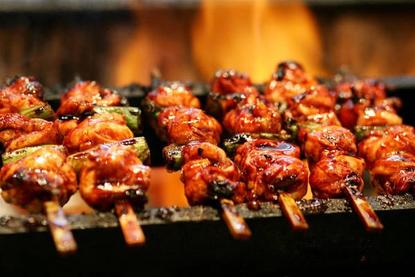 Chẳng còn gì tuyệt hơn khi thưởng thức Yakitori cùng một ly bia lạnh. Ảnh: Travel deals – Dealsoffers