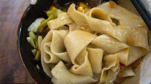 Mì Biangbiang Khắp nơi ở Tây An đều có quán mì, đủ loại từ lạnh đến nóng, từ mì trứng đến mì rau. Mì biangbiang nổi tiếng bởi cái tên độc đáo. Chữ biang được tạo thành từ 58 nét, là chữ phức tạp nhất trong tiếng Trung, mô tả âm thanh của bột mì kéo căng khi nhào. Mì ngon, dai nhờ trứng và dầu thêm vào bột. Mì biangbiang nổi tiếng thường được phục vụ cùng dấm và nhiều ớt đỏ, tỏi thái hạt lựu, dầu nóng được đổ lên bát trước khi mang đến cho khách. Phiên bản phức tạp hơn của biangbiang ăn cùng thịt om và rau các loại. Mì Biangbiang Khắp nơi ở Tây An đều có quán mì, đủ loại từ lạnh đến nóng, từ mì trứng đến mì rau. Mì biangbiang nổi tiếng bởi cái tên độc đáo. Chữ biang được tạo thành từ 58 nét, là chữ phức tạp nhất trong tiếng Trung, mô tả âm thanh của bột mì kéo căng khi nhào. Mì ngon, dai nhờ trứng và dầu thêm vào bột. Mì biangbiang nổi tiếng thường được phục vụ cùng dấm và nhiều ớt đỏ, tỏi thái hạt lựu, dầu nóng được đổ lên bát trước khi mang đến cho khách. Phiên bản phức tạp hơn của biangbiang ăn cùng thịt om và rau các loại.
