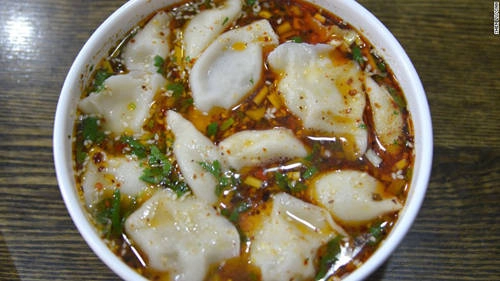 Bánh bao nước thịt chua (suantang shuijiao) Bánh bao có thể tìm thấy khắp nơi ở Trung Quốc nhưng thực thụ phải là bánh bao thịt cừu "tắm" trong súp chua nóng ở Thiểm Tây, trong đó có Tây An. Món ăn có hương vị đặc biệt phong phú. Hạt vừng, tỏi tây thái nhỏ và rau mùi thêm hương vị đậm đà cho nước súp để lại ấn tượng khó quên cho thực khách. Bánh bao nước thịt chua (suantang shuijiao) Bánh bao có thể tìm thấy khắp nơi ở Trung Quốc nhưng thực thụ phải là bánh bao thịt cừu "tắm" trong súp chua nóng ở Thiểm Tây, trong đó có Tây An. Món ăn có hương vị đặc biệt phong phú. Hạt vừng, tỏi tây thái nhỏ và rau mùi thêm hương vị đậm đà cho nước súp để lại ấn tượng khó quên cho thực khách.