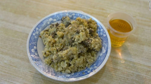 Thịt bò hấp và bột lúa mì (fenzhengrou) Bạn khó có thể bỏ qua hương thịt thơm phảng phất trong những con hẻm đông đúc chật hẹp ở khu phố Hồi giáo. Nhà hàng nhỏ Mamaoyi Fenzhengrou của gia đình Ma Lian nổi tiếng với món thịt bò hấp và bột lúa mì phong cách Hồi giáo gần một thế kỷ qua. Món này sử dụng 23 loại thảo mộc, gia vị và đồ nêm nếm, nấu trong khoảng 7 giờ. Nên ăn fenzhengrou lúc còn nóng cùng trà để trung hòa mỡ thịt bò. Thịt bò hấp và bột lúa mì (fenzhengrou) Bạn khó có thể bỏ qua hương thịt thơm phảng phất trong những con hẻm đông đúc chật hẹp ở khu phố Hồi giáo. Nhà hàng nhỏ Mamaoyi Fenzhengrou của gia đình Ma Lian nổi tiếng với món thịt bò hấp và bột lúa mì phong cách Hồi giáo gần một thế kỷ qua. Món này sử dụng 23 loại thảo mộc, gia vị và đồ nêm nếm, nấu trong khoảng 7 giờ. Nên ăn fenzhengrou lúc còn nóng cùng trà để trung hòa mỡ thịt bò.
