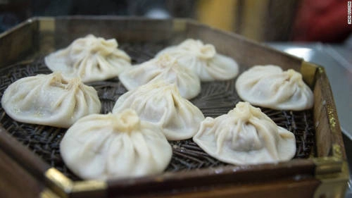Bánh bao nước thịt (tangbao) Trong khi hầu hết mọi người lầm tưởng bánh bao nước thịt là đặc sản của Thượng Hải, người Tây An không đồng tình với việc đó. Họ luôn tự hào có những chiếc tangbao ngon hơn với nhân thịt cừu hoặc thịt bò thay vì thịt lợn như phiên bản Thượng Hải. Vỏ bánh mỏng như giấy bọc nhân và nước thịt trọn vẹn bên trong. Ở Tây An còn có dấm và ớt ngâm riêng để ăn cùng tangbao. Cẩn thận khi ăn bởi món này rất cay. Bánh bao nước thịt (tangbao) Trong khi hầu hết mọi người lầm tưởng bánh bao nước thịt là đặc sản của Thượng Hải, người Tây An không đồng tình với việc đó. Họ luôn tự hào có những chiếc tangbao ngon hơn với nhân thịt cừu hoặc thịt bò thay vì thịt lợn như phiên bản Thượng Hải. Vỏ bánh mỏng như giấy bọc nhân và nước thịt trọn vẹn bên trong. Ở Tây An còn có dấm và ớt ngâm riêng để ăn cùng tangbao. Cẩn thận khi ăn bởi món này rất cay.