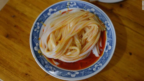 Mì lạnh (liangpi) Phần ăn Tây An đặc trưng bao gồm 1 chiếc roujiamo, một phần mì lạnh liangpi và một lon coca lạnh. Cái tên mì lạnh bắt nguồn từ việc những sợi mì gạo được để nguội sau khi xắt lát mỏng. Món mì lạnh cơ bản nhất rưới nước sốt dầu ớt, hạt tiêu bột, dấm và tỏi thái hạt lựu, để giá đỗ và dưa chuột thái lát lên trên. Mì có vị cay và mềm mịm. Bạn có thể tìm thấy mì lạnh ở bất kỳ cửa hàng nào bán roujiamo. Mì lạnh (liangpi) Phần ăn Tây An đặc trưng bao gồm 1 chiếc roujiamo, một phần mì lạnh liangpi và một lon coca lạnh. Cái tên mì lạnh bắt nguồn từ việc những sợi mì gạo được để nguội sau khi xắt lát mỏng. Món mì lạnh cơ bản nhất rưới nước sốt dầu ớt, hạt tiêu bột, dấm và tỏi thái hạt lựu, để giá đỗ và dưa chuột thái lát lên trên. Mì có vị cay và mềm mịm. Bạn có thể tìm thấy mì lạnh ở bất kỳ cửa hàng nào bán roujiamo.