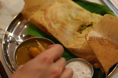 Dosa Một món ăn dùng trong bữa sáng truyền thống được làm từ gạo và đậu lăng, dosa có bề ngoài giống một chiếc bánh crepe mỏng và giòn. Bạn ăn kèm dosa với sambar (một loại súp đậu lăng) và tương làm từ ớt xoài, dừa. Chiếc bánh này có thể kẹp thêm với khoai tây nghiền cay và hành. Đôi khi người Ấn Độ còn biến tấu món dosa bằng cách thêm rau trộn hay pho mát. Dosa là một món ăn nóng, nếu có thể hãy thưởng thức ngay khi bánh mới được lấy ra khỏi vỉ. Dosa Một món ăn dùng trong bữa sáng truyền thống được làm từ gạo và đậu lăng, dosa có bề ngoài giống một chiếc bánh crepe mỏng và giòn. Bạn ăn kèm dosa với sambar (một loại súp đậu lăng) và tương làm từ ớt xoài, dừa. Chiếc bánh này có thể kẹp thêm với khoai tây nghiền cay và hành. Đôi khi người Ấn Độ còn biến tấu món dosa bằng cách thêm rau trộn hay pho mát. Dosa là một món ăn nóng, nếu có thể hãy thưởng thức ngay khi bánh mới được lấy ra khỏi vỉ.
