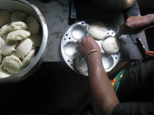 Idlis Bánh gạo hấp Idlis mềm, mịn và có màu ngà, thường có mặt trong bữa sáng của nhiều gia đình ở miền nam Ấn Độ. Chiếc bánh gạo được hấp chín trong những chiếc khuôn tròn nhỏ và sau đó ăn kèm với sambar và tương ớt xoài. Idlis màu sáng và có hương vị êm dịu còn là một loại đồ ăn vặt lý tưởng mỗi khi dạ dày của bạn không chịu được đồ cay. Idlis Bánh gạo hấp Idlis mềm, mịn và có màu ngà, thường có mặt trong bữa sáng của nhiều gia đình ở miền nam Ấn Độ. Chiếc bánh gạo được hấp chín trong những chiếc khuôn tròn nhỏ và sau đó ăn kèm với sambar và tương ớt xoài. Idlis màu sáng và có hương vị êm dịu còn là một loại đồ ăn vặt lý tưởng mỗi khi dạ dày của bạn không chịu được đồ cay.