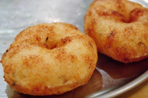 Vada Những chiếc vada có hình giống bánh vòng doughnut cũng dễ gặp vào các bữa ăn sáng. Tuy nhiên, vada không được bọc bằng đường, chúng hợp với người thích ăn đồ cay, nóng, và giòn. Vada làm từ bột nhão với đậu lăng đen, chút hạt tiêu, bột cà ri, thìa là, ớt và hành. Bánh vada ngon nhất khi bạn ăn cùng với tương ớt xoài, dừa. Vada Những chiếc vada có hình giống bánh vòng doughnut cũng dễ gặp vào các bữa ăn sáng. Tuy nhiên, vada không được bọc bằng đường, chúng hợp với người thích ăn đồ cay, nóng, và giòn. Vada làm từ bột nhão với đậu lăng đen, chút hạt tiêu, bột cà ri, thìa là, ớt và hành. Bánh vada ngon nhất khi bạn ăn cùng với tương ớt xoài, dừa.