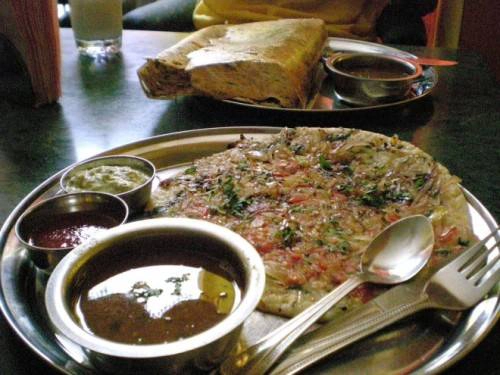 Uttapam Uttapam bề ngoài vừa giống pancake lẫn pizza, tuy nhiên, đây lại là một món bánh khác làm từ đậu lăng và gạo, dùng vỉ nướng. Bên trên bánh có rắc thêm cà chua, hành, ớt, cà rốt, dừa xắt nhỏ. Chiếc bánh uttapam sau khi chín sẽ phồng, xốp mềm hơn dosa. Uttapam Uttapam bề ngoài vừa giống pancake lẫn pizza, tuy nhiên, đây lại là một món bánh khác làm từ đậu lăng và gạo, dùng vỉ nướng. Bên trên bánh có rắc thêm cà chua, hành, ớt, cà rốt, dừa xắt nhỏ. Chiếc bánh uttapam sau khi chín sẽ phồng, xốp mềm hơn dosa.