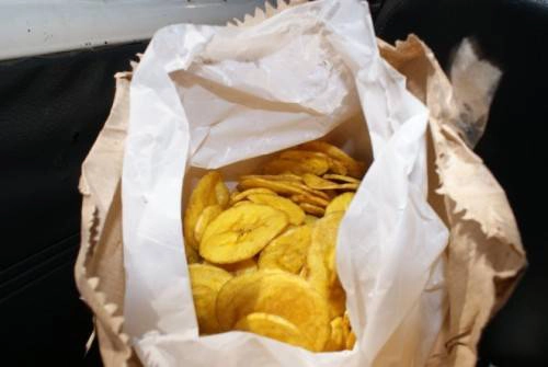 Chuối chiên lát mỏng Khá giống với món khoai tây thái lát chiên giòn tan, người Ấn Độ ưa thích chuối hơn. Các quầy hàng rong trên phố thường chiên và bán ngay từng bọc chuối thái lát mỏng vàng ươm. Để chuối đậm đà hương vị, người Ấn sử dụng dầu dừa để chiên và tẩm đường thốt nốt. Chuối lát mỏng chiên giòn có vị dừa rất thích hợp cả khi uống trà lẫn ăn vặt. Chuối chiên lát mỏng Khá giống với món khoai tây thái lát chiên giòn tan, người Ấn Độ ưa thích chuối hơn. Các quầy hàng rong trên phố thường chiên và bán ngay từng bọc chuối thái lát mỏng vàng ươm. Để chuối đậm đà hương vị, người Ấn sử dụng dầu dừa để chiên và tẩm đường thốt nốt. Chuối lát mỏng chiên giòn có vị dừa rất thích hợp cả khi uống trà lẫn ăn vặt.