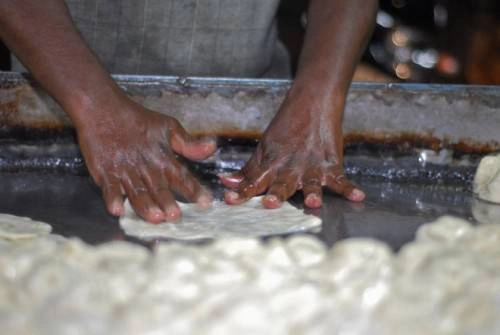 Parotta với thịt bò Kerala Chiếc bánh parotta của người Ấn Độ dày, dễ bong từng mảng, có các lớp bánh mì mỏng làm bằng bột. Những chiếc bánh này thường ăn với thịt bò nấu kiểu Kerala. Khi nấu xong món ăn có vị cay ngon, thịt bò cắt khúc nấu cùng tiêu, dừa và ớt. Parotta với thịt bò Kerala Chiếc bánh parotta của người Ấn Độ dày, dễ bong từng mảng, có các lớp bánh mì mỏng làm bằng bột. Những chiếc bánh này thường ăn với thịt bò nấu kiểu Kerala. Khi nấu xong món ăn có vị cay ngon, thịt bò cắt khúc nấu cùng tiêu, dừa và ớt.
