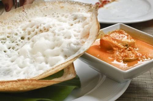 Appams và ishtu Appam khá giống crepe, làm bằng bột gạo với sữa dừa. Bánh mềm, màu sáng và bông xốp, ăn ngon khi kèm với ishtu - một loại sữa dừa tươi nấu cùng một số loại rau, hẹ tây, hoặc thịt (tùy khẩu vị thực khách). Appams và ishtu Appam khá giống crepe, làm bằng bột gạo với sữa dừa. Bánh mềm, màu sáng và bông xốp, ăn ngon khi kèm với ishtu - một loại sữa dừa tươi nấu cùng một số loại rau, hẹ tây, hoặc thịt (tùy khẩu vị thực khách).