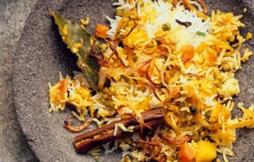 Biryani Ở Ấn Độ, món biryani có rất nhiều cách nấu, sự thay đổi về hương vị, thành phần hay trình bày đều phụ thuộc vào các vùng miền khác nhau. Tuy nhiên, biryani không thể thiếu được một đĩa cơm nấu cùng thịt, rau có vị cay từ quế, tiêu, hành, bạch đậu, đinh hương... Món ăn có thể chỉ toàn rau hoặc thêm các loại thịt như gà, bò hay cừu. 10-mon-an-phai-thu-khi-den-an-do-9 Biryani Ở Ấn Độ, món biryani có rất nhiều cách nấu, sự thay đổi về hương vị, thành phần hay trình bày đều phụ thuộc vào các vùng miền khác nhau. Tuy nhiên, biryani không thể thiếu được một đĩa cơm nấu cùng thịt, rau có vị cay từ quế, tiêu, hành, bạch đậu, đinh hương... Món ăn có thể chỉ toàn rau hoặc thêm các loại thịt như gà, bò hay cừu. 10-mon-an-phai-thu-khi-den-an-do-9