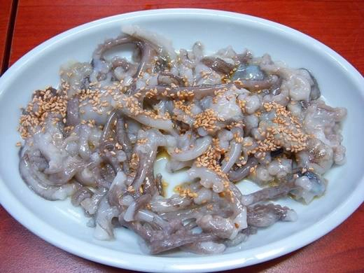 Món Sannakji đặc trưng của Hàn Quốc và Nhật Bản được làm từ những con bạch tuộc sống Món Sannakji đặc trưng của Hàn Quốc và Nhật Bản được làm từ những con bạch tuộc sống