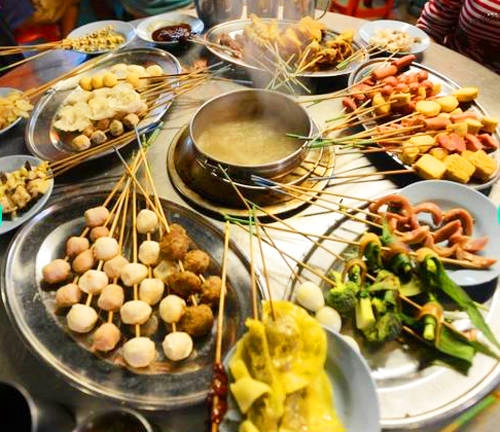 Satay celup (Lẩu) Satay celup hay còn gọi là Lok lok thực chất là một loại lẩu nhúng. Thực khách sẽ nhúng các đồ ăn, thường được xiên que vào nồi nước dùng sốt đậu nóng. Những đồ ăn kèm thường là sò huyết, trứng chim cút, váng đậu chiên, thịt viên, bóng cá và tôm. Satay celup (Lẩu) Satay celup hay còn gọi là Lok lok thực chất là một loại lẩu nhúng. Thực khách sẽ nhúng các đồ ăn, thường được xiên que vào nồi nước dùng sốt đậu nóng. Những đồ ăn kèm thường là sò huyết, trứng chim cút, váng đậu chiên, thịt viên, bóng cá và tôm.