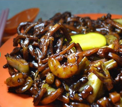 Hokkien mee (mì đen) Hokkien mee là mì trứng ăn cùng nước xốt tương đen, thịt heo, mực, gan lợn, tôm, mỡ lợn và choi sum (bẹ cải). Hokkien mee (mì đen) Hokkien mee là mì trứng ăn cùng nước xốt tương đen, thịt heo, mực, gan lợn, tôm, mỡ lợn và choi sum (bẹ cải).