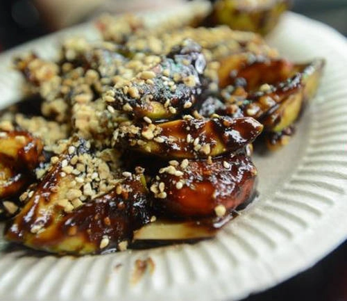 Rojak (salad) Món salad mặn ngọt này thường bao gồm trái cây, rau thái nhỏ rưới đẫm nước sốt tôm và rắc thêm lạc xay. Ngoài ra, thành phần còn có xoài xanh, dưa chuột, giá đỗ, đậu hũ chiên và táo xanh. Ở Penang, người ta cho thêm mực chiên, ổi, mật ong mà không cho giá đỗ hay đậu hũ. Rojak thường có vị chua nhiều hơn ngọt. Hương vị là sự tổng hợp của đường, nước cốt chanh, ớt cay, mặn của mắm tôm. Rojak (salad) Món salad mặn ngọt này thường bao gồm trái cây, rau thái nhỏ rưới đẫm nước sốt tôm và rắc thêm lạc xay. Ngoài ra, thành phần còn có xoài xanh, dưa chuột, giá đỗ, đậu hũ chiên và táo xanh. Ở Penang, người ta cho thêm mực chiên, ổi, mật ong mà không cho giá đỗ hay đậu hũ. Rojak thường có vị chua nhiều hơn ngọt. Hương vị là sự tổng hợp của đường, nước cốt chanh, ớt cay, mặn của mắm tôm.