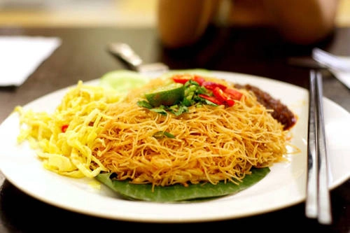 Mee siam (mì Thái) Món ăn nay thực chất không bắt nguồn từ Thái Lan. Món gần giống ở Thái có tên Mee Kati, thường thêm nước cốt dừa với cách trình bày và phục vụ khác mee siam. Mee siam được sáng tạo bởi một người Peranakan gồm bún gạo sợi mỏng sốt me, hỗn hợp gia vị (nước mắm) và sốt đậu tương, trên cùng là đậu muối, trứng tráng thái nhỏ, tôm, thịt gà, hành tây. Món ăn có vị chua ngọt và cay khó quên, không có ở bất kỳ món mì Malaysia nào khác. Mee siam (mì Thái) Món ăn nay thực chất không bắt nguồn từ Thái Lan. Món gần giống ở Thái có tên Mee Kati, thường thêm nước cốt dừa với cách trình bày và phục vụ khác mee siam. Mee siam được sáng tạo bởi một người Peranakan gồm bún gạo sợi mỏng sốt me, hỗn hợp gia vị (nước mắm) và sốt đậu tương, trên cùng là đậu muối, trứng tráng thái nhỏ, tôm, thịt gà, hành tây. Món ăn có vị chua ngọt và cay khó quên, không có ở bất kỳ món mì Malaysia nào khác.