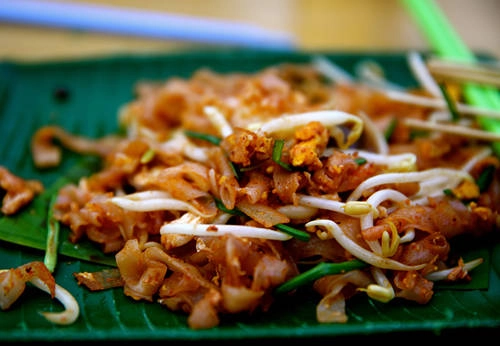 Char Kuey Teow (mì) Như các món mì khác ở Malaysia, char kuey teow nằm trong số những món mì có hương vị phong phú nhất. Sợi mì dẹt ăn cùng nước sốt đậu nành, hành lá, giá đỗ, tôm, sò và xúc xích Trung Quốc, xào theo kiểu Trung Quốc ở nhiệt độ cao gọi là wok hei (hơi thở của chảo theo tiếng Quảng Đông). Char kuey teow thường được nấu chín trong từng bát riêng. Char Kuey Teow (mì) Như các món mì khác ở Malaysia, char kuey teow nằm trong số những món mì có hương vị phong phú nhất. Sợi mì dẹt ăn cùng nước sốt đậu nành, hành lá, giá đỗ, tôm, sò và xúc xích Trung Quốc, xào theo kiểu Trung Quốc ở nhiệt độ cao gọi là wok hei (hơi thở của chảo theo tiếng Quảng Đông). Char kuey teow thường được nấu chín trong từng bát riêng.