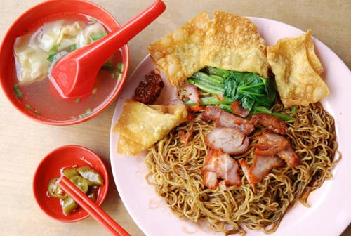 Mì wonton Ngày xưa mì wonton có tên gọi là tok tok mee, để thể hiện âm thanh que tre va vào nhau mà những người bán mì gõ để mời thực khách. Wonton thường là mì sợi mỏng ăn cùng cải xoăn Trung Quốc (kai lan), thịt heo quay xá xíu và hoành thánh nhồi nhân thịt lợn, tôm băm nhỏ. Phiên bản mì khô trộn cùng nước sốt tương đen và hẹ. Mì wonton Ngày xưa mì wonton có tên gọi là tok tok mee, để thể hiện âm thanh que tre va vào nhau mà những người bán mì gõ để mời thực khách. Wonton thường là mì sợi mỏng ăn cùng cải xoăn Trung Quốc (kai lan), thịt heo quay xá xíu và hoành thánh nhồi nhân thịt lợn, tôm băm nhỏ. Phiên bản mì khô trộn cùng nước sốt tương đen và hẹ.